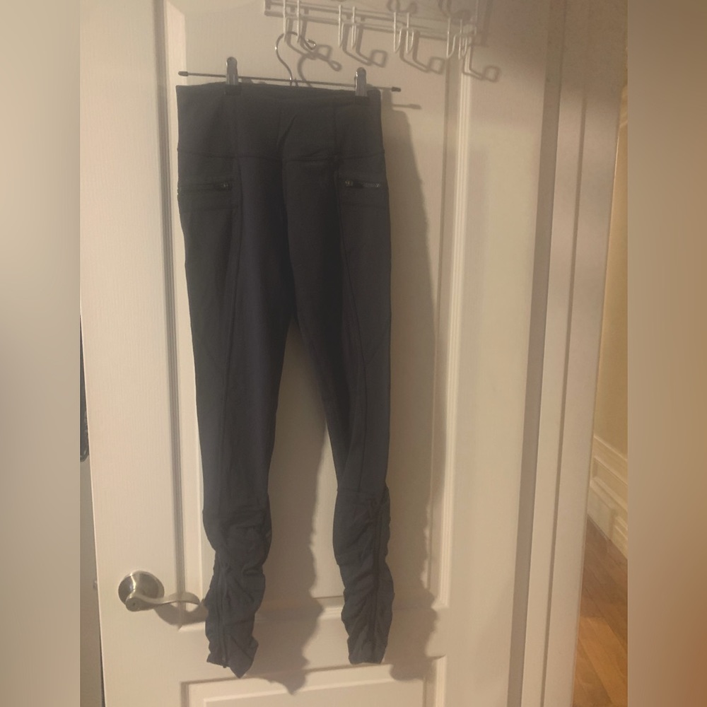 Lululemon size 4 , charcoal grey, very good condition.